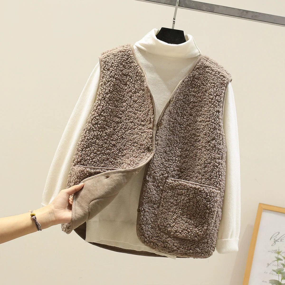 Dames Gilet – Relaxte Pasvorm – Wolachtige Textuur – V-hals – Knoopsluiting – Zakjes