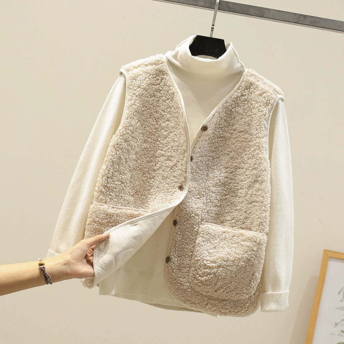 Dames Gilet – Relaxte Pasvorm – Wolachtige Textuur – V-hals – Knoopsluiting – Zakjes