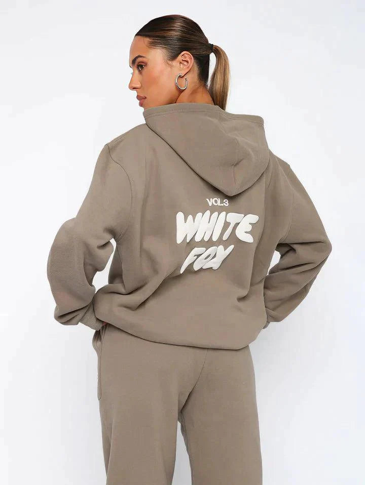 Olivia – Luxe White Fox Trainingspak voor Dames