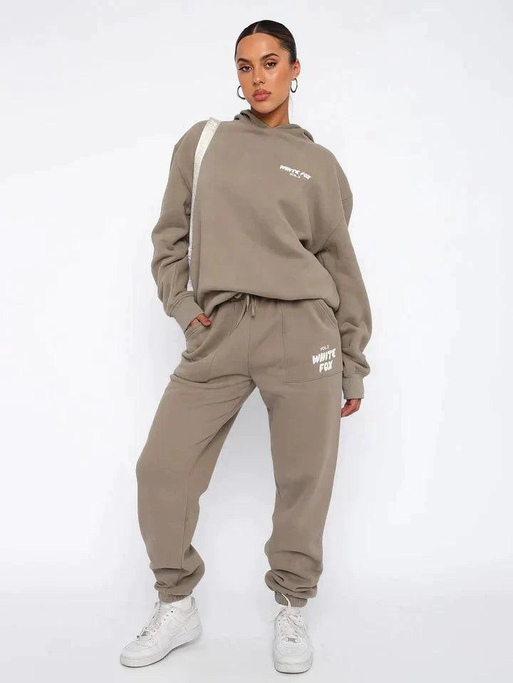 Olivia – Luxe White Fox Trainingspak voor Dames