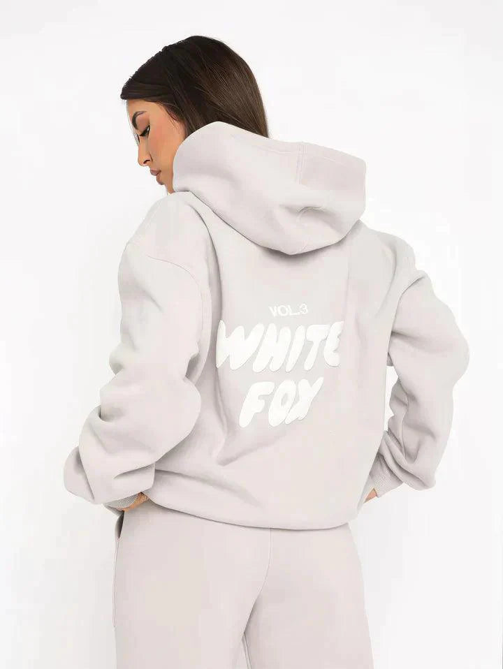 Olivia – Luxe White Fox Trainingspak voor Dames
