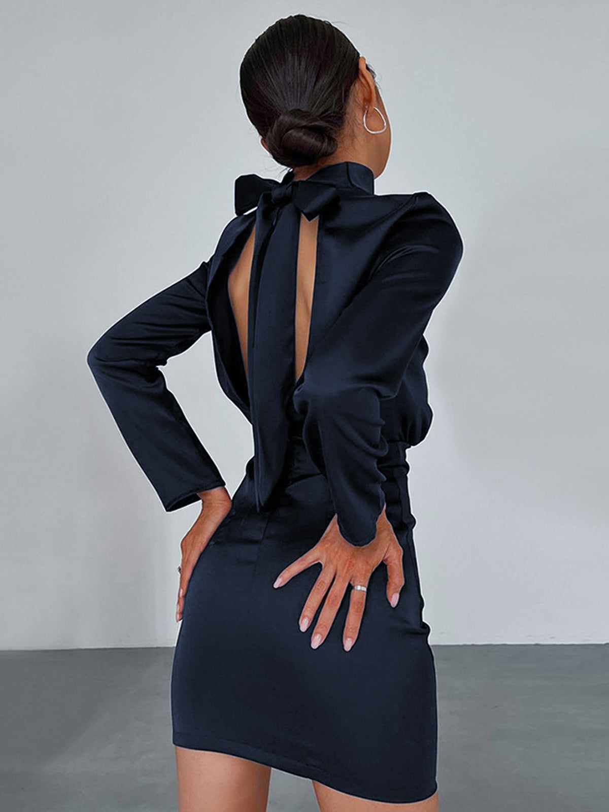 Liora Satijnen Korte Jurk met Mock Neck
