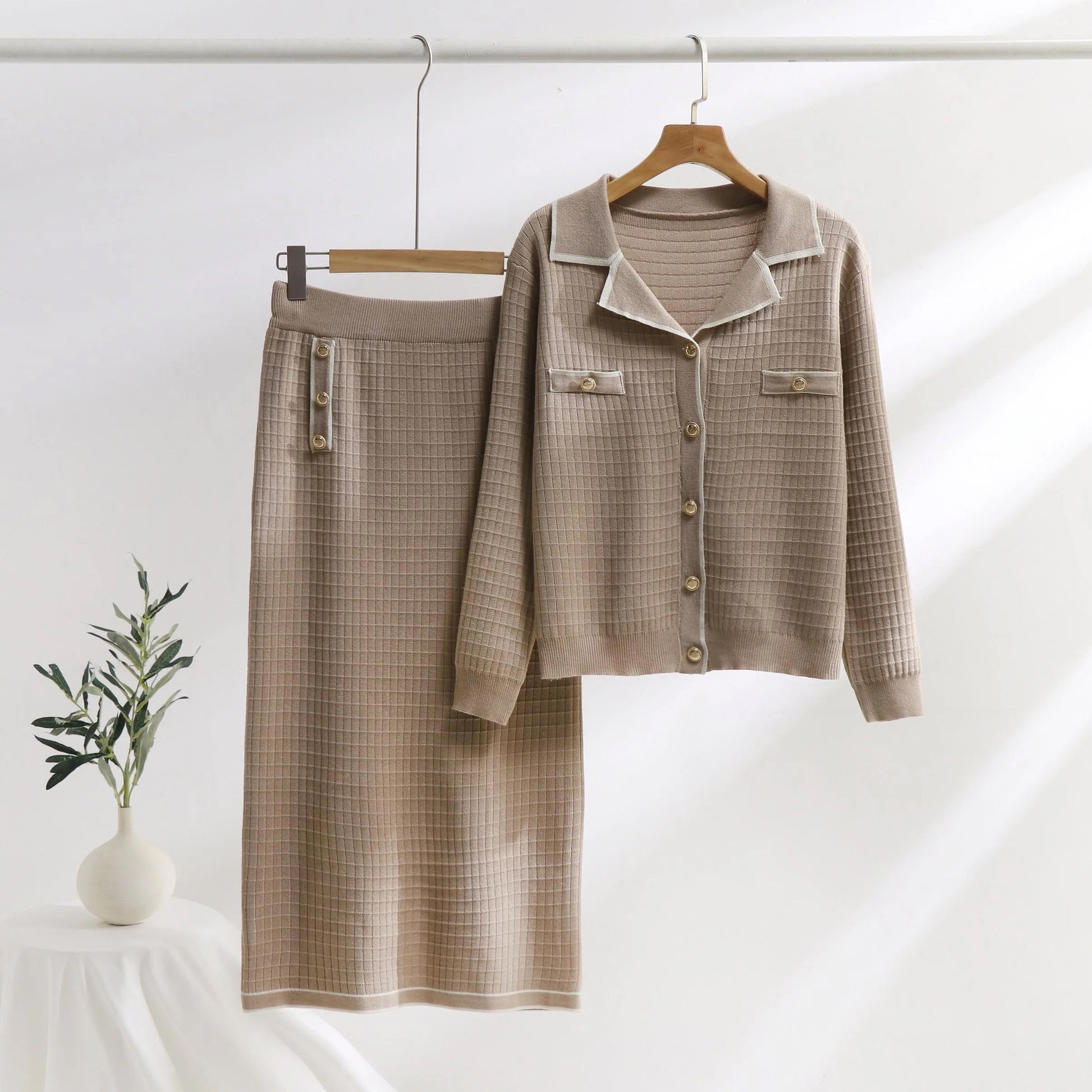 Dames Twinset – Gebreid Pak – Slim Fit – Kraagvest met Knoopsluiting – Midi Kokerrok
