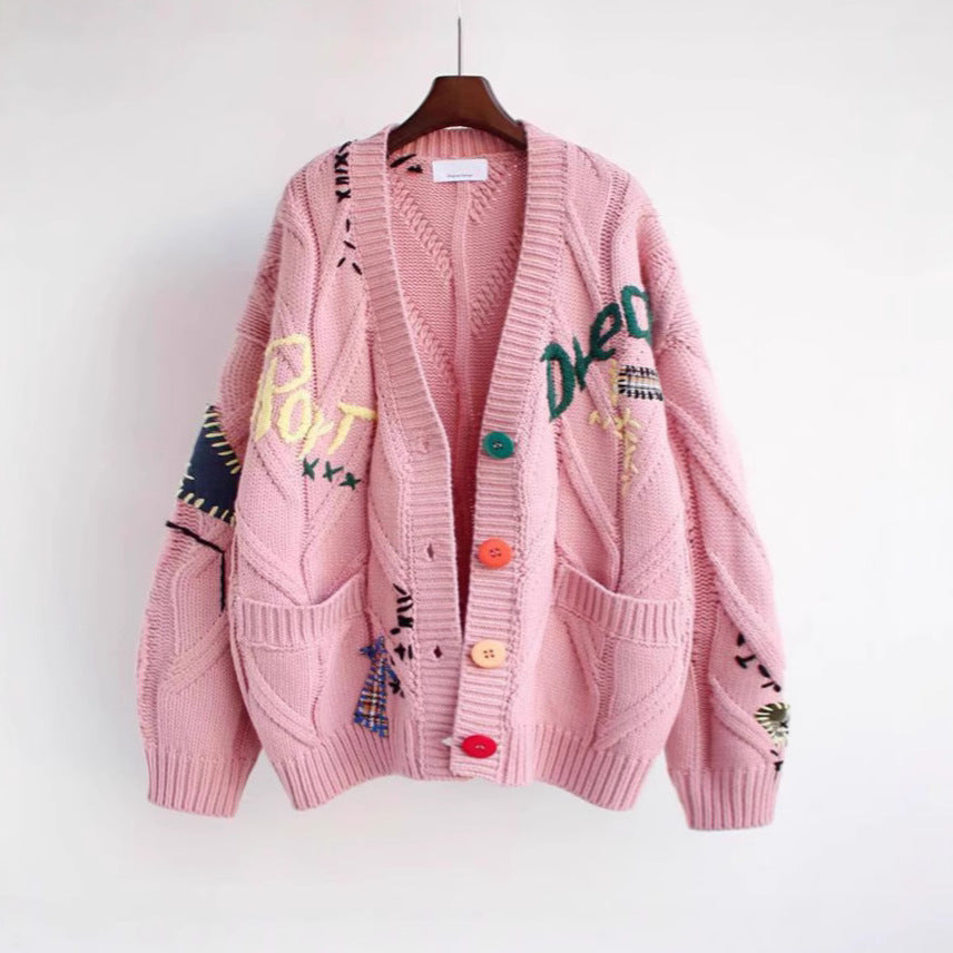 Damescardigan – Oversized Pasvorm –Grof gebreid – Borduursels – Kleurrijke Knopen