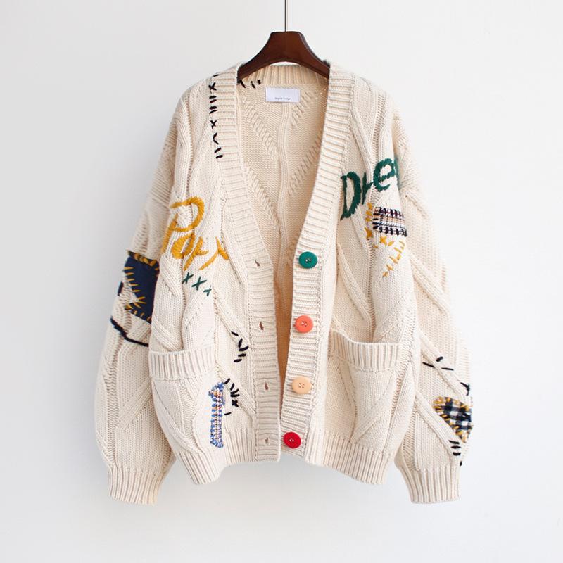 Damescardigan – Oversized Pasvorm –Grof gebreid – Borduursels – Kleurrijke Knopen