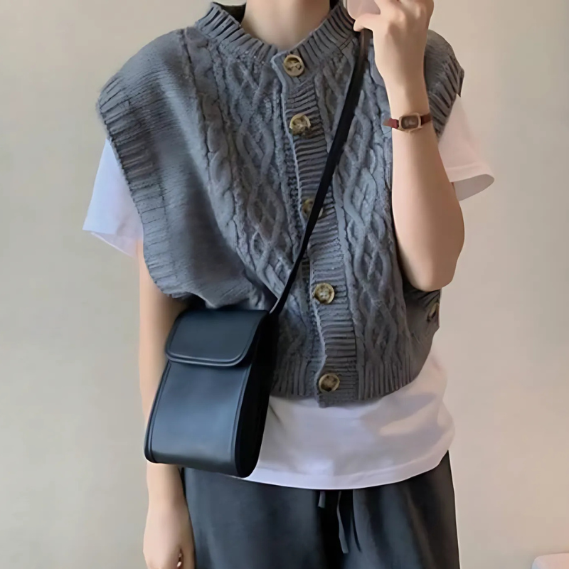 Dames Trui Vest – Kabelbreisel – V-hals Ribkraag – Relaxed Fit – Mouwloos met Knopen
