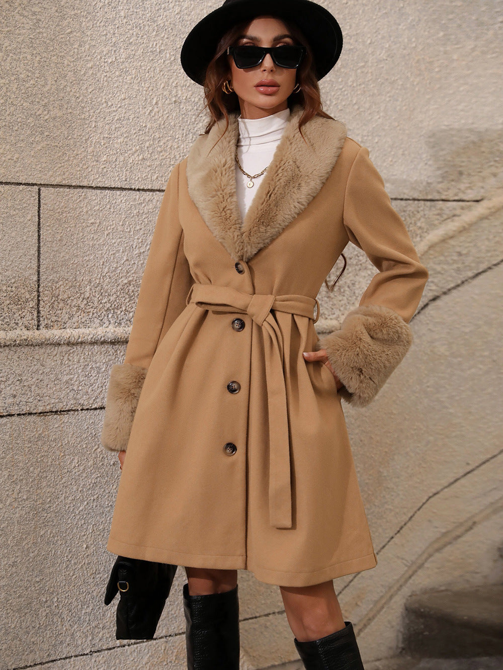 Dames trenchcoat – Getailleerde pasvorm – Wolblend – Middellang – Met bontkraag en manchetten