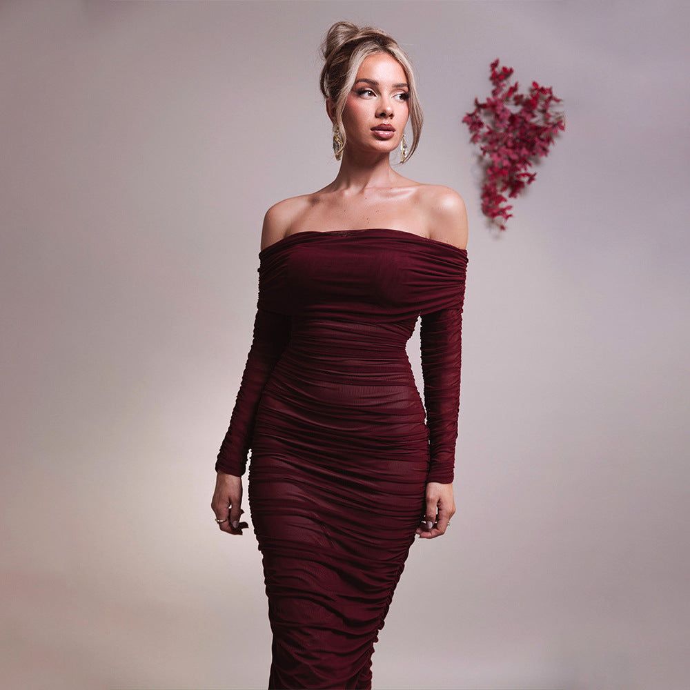 Elegante Maxi Jurk – Vrouwelijk Model met Ruches aan de Schouders