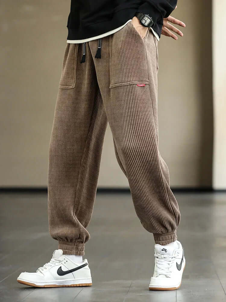 Herenbroek – Corduroy – Relaxte Pasvorm – Tapered Leg – Elastische Taille met Koord