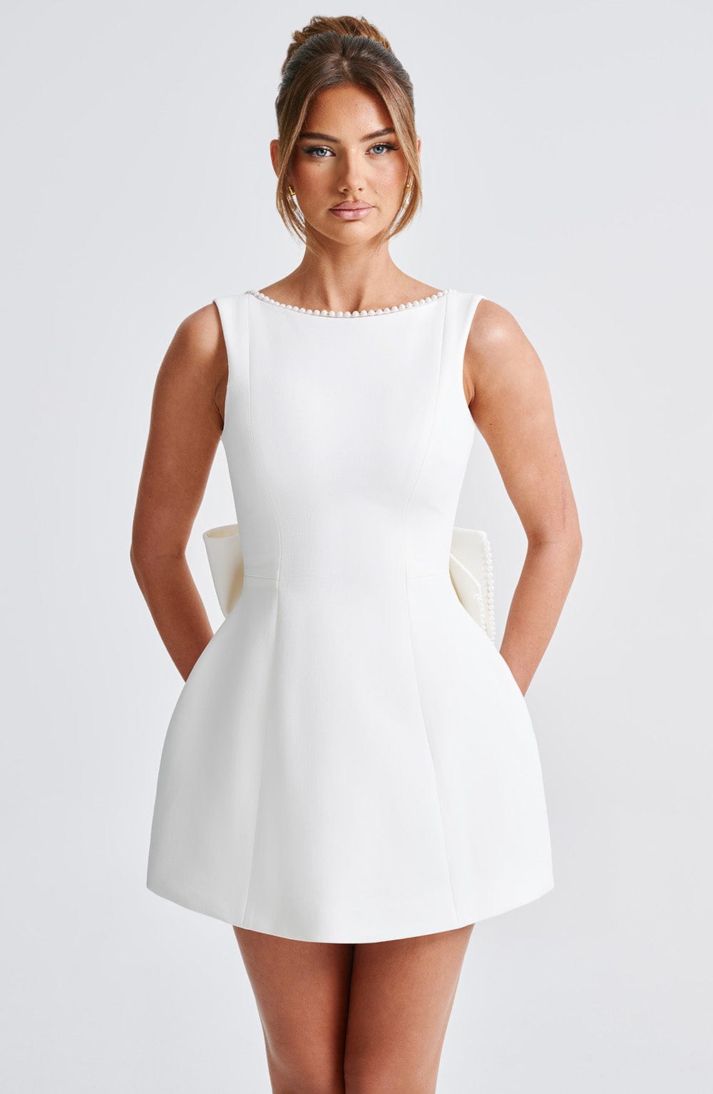 Glanzende mini-jurk met parelstrik voor dames