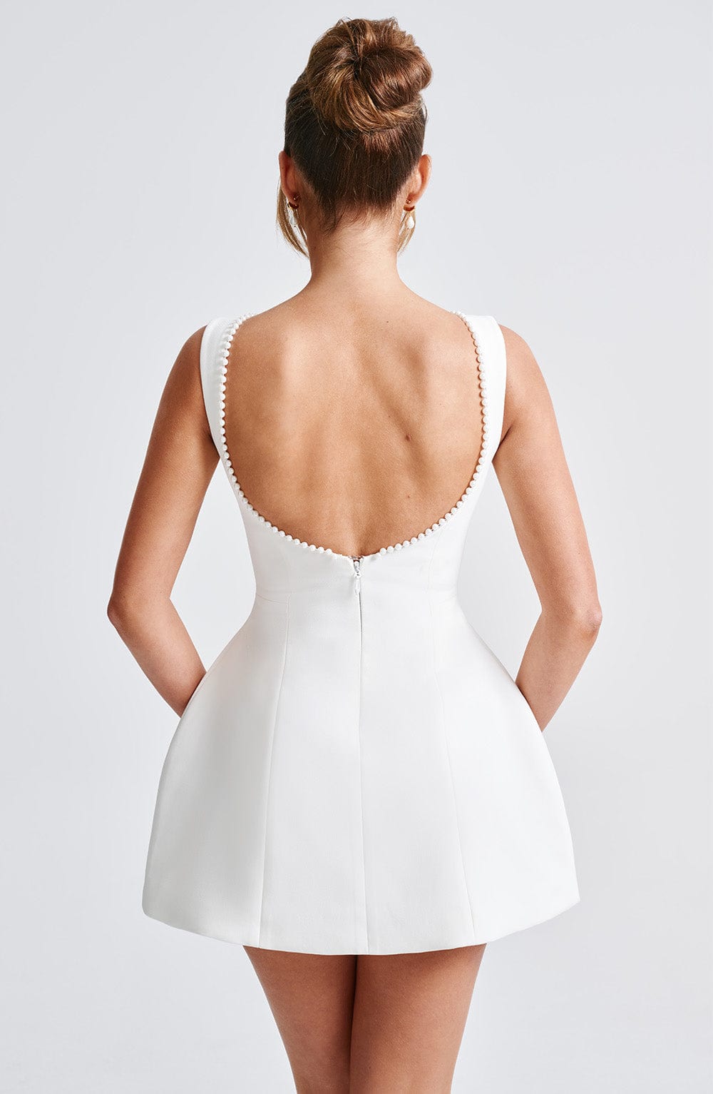 Glanzende mini-jurk met parelstrik voor dames