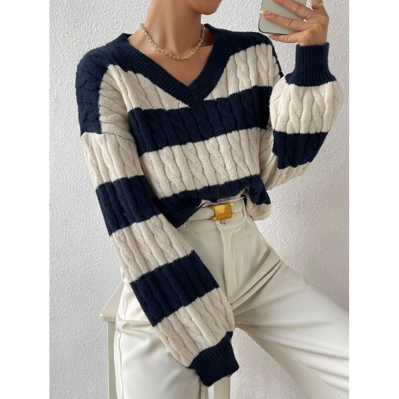 Women's sweatshirt – Oversized fit – V-neck – Knitted cable pattern – Striped