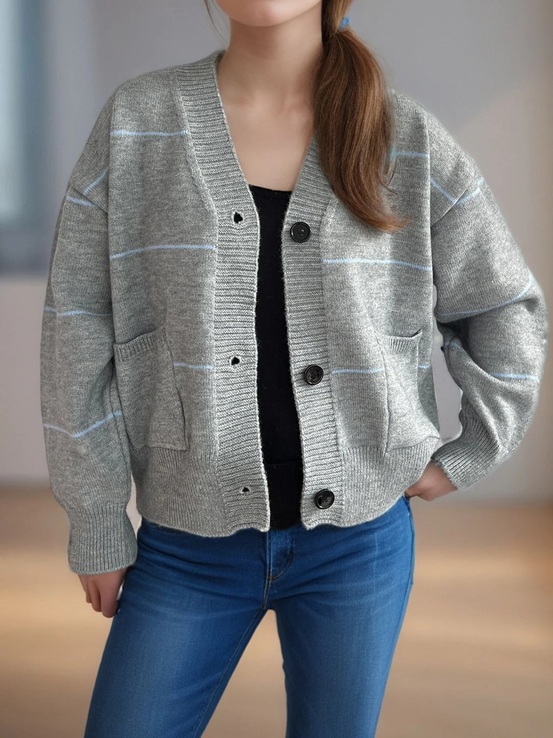 Damesvest – Los Model – V-hals – Geribde Boorden – Gestreept Breisel – Zakdetails