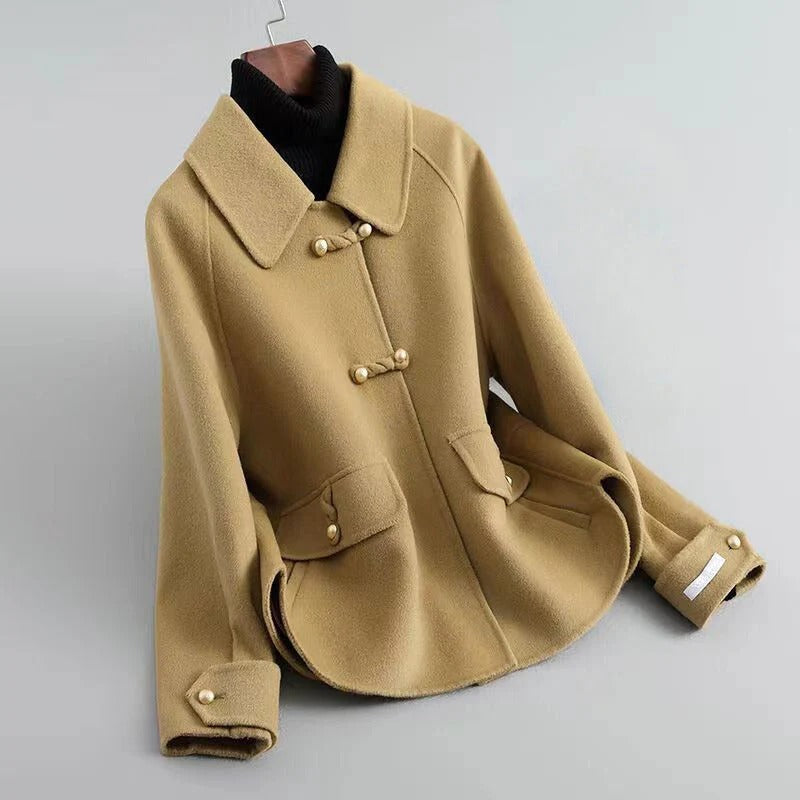 Dames Mantel – Wol – Getailleerd Model – Parel Sluiting – Uitlopende Zoom – Halflang