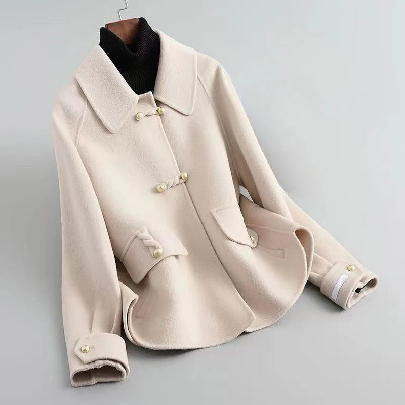 Dames Mantel – Wol – Getailleerd Model – Parel Sluiting – Uitlopende Zoom – Halflang