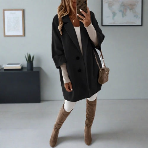 Dames Overjas – Relaxte Pasvorm – Wolachtig Materiaal – Middenlang – Klassieke Revers – Knoopsluiting